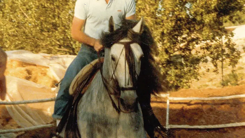 Luca Zaia appena 18enne monta un cavallo andaluso in Spagna