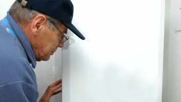 CONTROLLI Un artigiano al lavoro per verificare lo stato di una caldaia