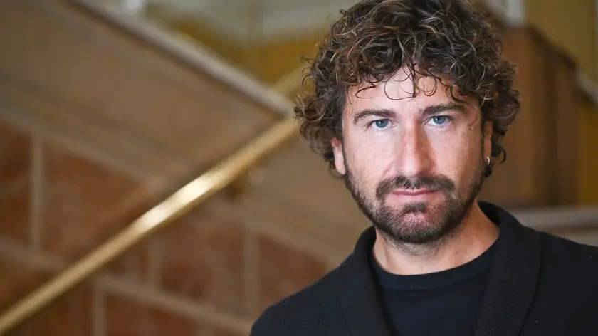 L'attore e regista Alessandro Siani al teatro Augusteo di Napoli dove, da regista dello spettacolo, e' impegnato nella selezione del cast del musical ispirato alla serie televisiva ' Mare fuori', 7 settembre 2023. ANSA/CIRO FUSCO