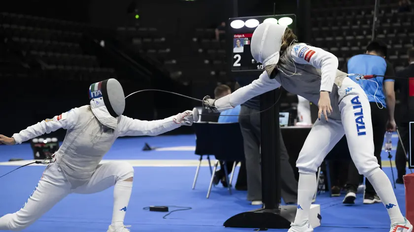 epa11422724 Italy's Arianna Errigo (L) and Italy's Martina Favaretto compete during the quarter finals of the Foil Women's Senior Individual competition of the Fencing Euro 2024 in Basel, Switzerland, 19 June 2024. EPA/GEORGIOS KEFALAS