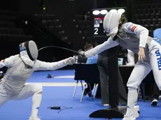 epa11422724 Italy's Arianna Errigo (L) and Italy's Martina Favaretto compete during the quarter finals of the Foil Women's Senior Individual competition of the Fencing Euro 2024 in Basel, Switzerland, 19 June 2024. EPA/GEORGIOS KEFALAS