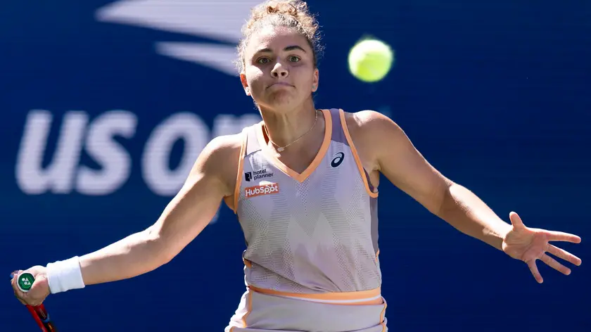 epa11580453 Jasmine Paolini of Italy in action during her Singles Round of 16 match against Karolina Muchova of Czech Republic at the US Open tennis championships in Flushing Meadows, New York, USA, 02 September 2024. EPA/JUSTIN LANE