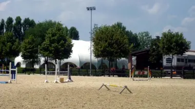 IL CENTRO E LA RAGAZZA. Il campo ostacoli e, a sinistra, Giorgia Iezzi