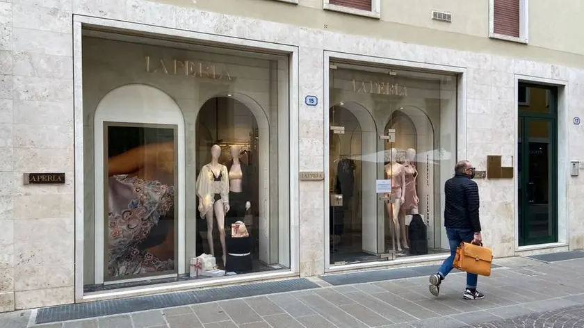 Il negozio La Perla in via San Fermo chiude dopo 20 anni di attività