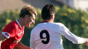 PRANDI - AG.ZANGIROLAMI - 07/11/2015 - ESTE (MAGLIA BIANCA) VS GIORGIONE (MAGLIA ROSSA) 3-0 NELLA FOTO : COLPO DI TESTA DEL NUM 4 DEL GIORGINE VIO GIANMARCO E IL DEL NUM 9 DELL'ESTE MASTROIANNI PH ZANGIROLAMI