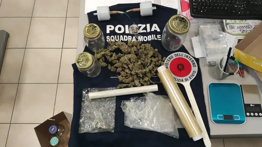 Droga e petardi sequestrati