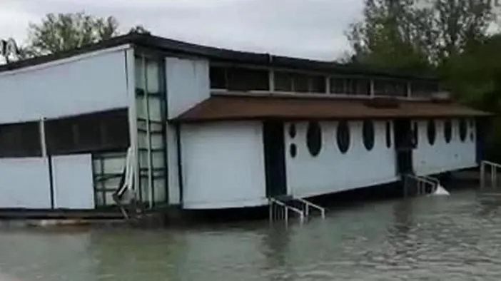 Un ristorante posizionato su un pontone galleggiante a Peschiera del Garda si è staccato dagli ormeggi, a causa del forte vento, andando alla deriva lungo il Mincio, che qui si forma dall'incrocio di tre emissari del Garda, 05 maggio 2019. La "Barcaccia", questo il nome del locale, 'navigando' senza controllo spinta dalla corrente, è stata seguita sul lungo lago dai vigili del fuoco, sotto gli occhi stupefatti di molti residenti. ANSA/MICHELE GALVAN