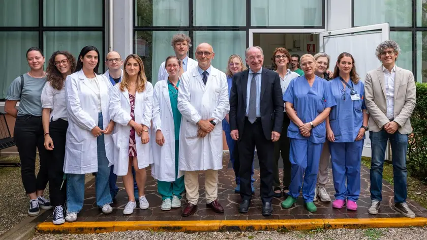 Il direttore generale Dal Ben e il professor Navalesi con l’équipe della Terapia intensiva