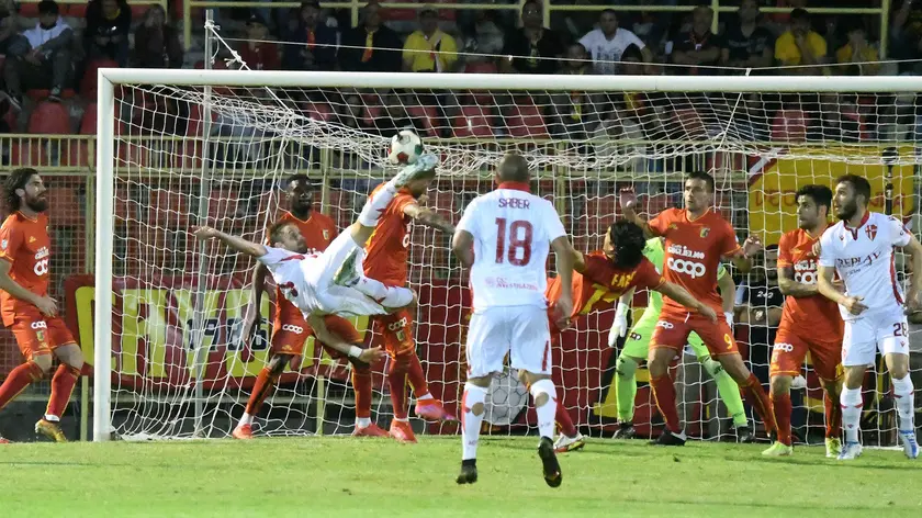 barsotti foto er catanzaro padova Valentini in acrobaticsi during the Italian Serie C Playoff Semifinal 2021-2022 between Catanzaro and Padova on May 25, 2022 in Stadio Nicola Ceravolo in Catanzaro , Italy.