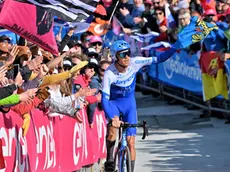 L'arrivo di De Marchi con la bandiera Friuli © Petrussi