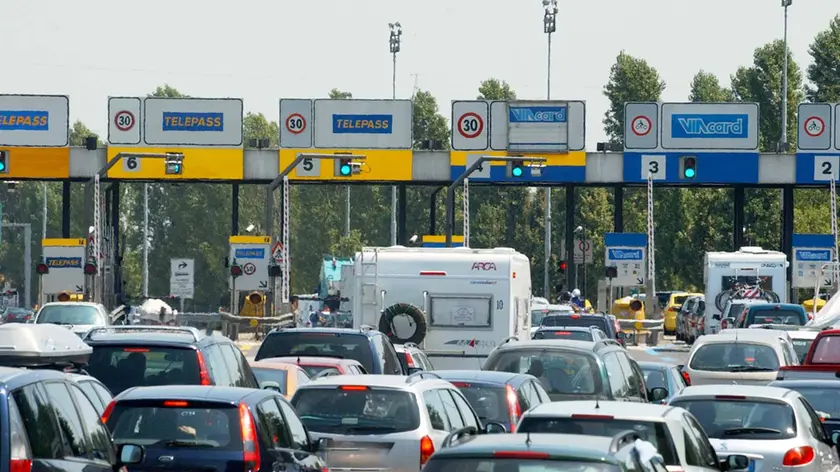 TRAFFICO ESODO ESTIVO:..LUNGA COLONNA DI AUTO IN CODA AL CASELLO DI VILLABONA AUTOSTRADA A QUATTRO. RINCARI AL CASELLO I veneti giudicano inaccettabili possibili nuovi aumenti dei pedaggi autostradali