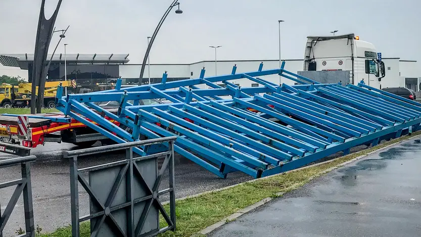 Monselice (PD), 09 Aprile 2019. Trasporto eccezionale perde il carico nella rotonda di Via Rovigana a Monselice causando grossi danni al traffico. Nella foto: il carico perso dal camion