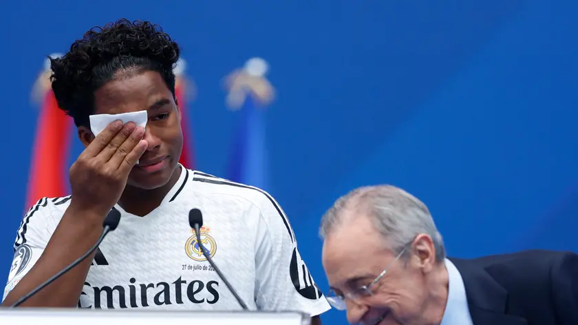 epa11498923 Real Madrid's new player, Brazilian striker Endrick (L) reacts during his presentation at the Santiago Bernabeu Stadium in Madrid, Spain, 27 July 2024. EPA/MARISCAL