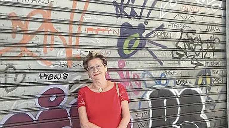 Wanda Pellizzari davanti alle serrande abbassate della tabaccheria