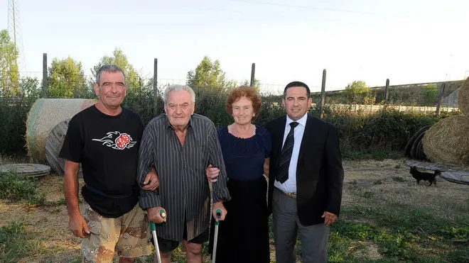 Schiavonia, 16.07.201Ermenegildo Bernardinello con la moglie e i due figli in posa nel terreno diviso in due dalla SR10 che si vede in sfondo.Ph. Zangirolami