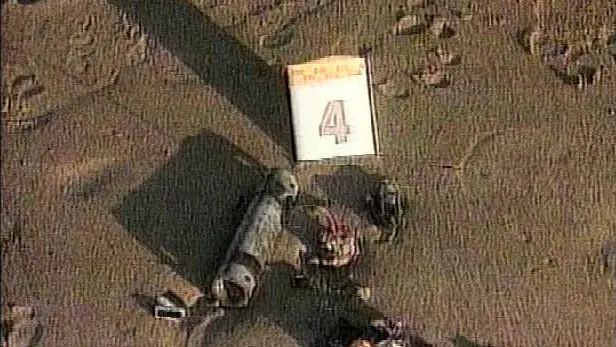 I resti della bomba camuffata dentro a un messagio in bottiglia con cui venne gravemente ferito un infermiere mestrino a Caorle
