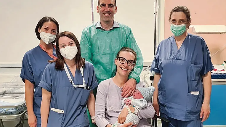Mamma Patrizia e papà Fabio con il piccolo Tommaso e il personale dell'ospedale