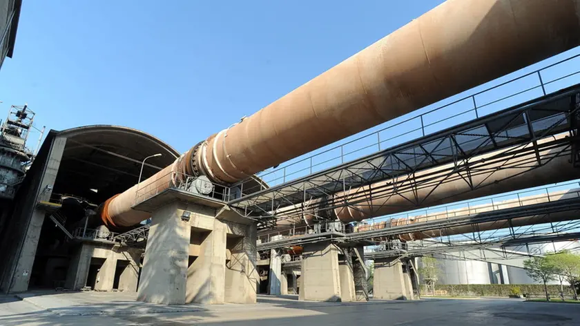 Belluco..Presentazione del progetto di riconversione dei forni di Italcementi a Monselice...Nella foto: i tre forni (sono i tubi) di cui solo uno è in funzione...ph. Zangirolami