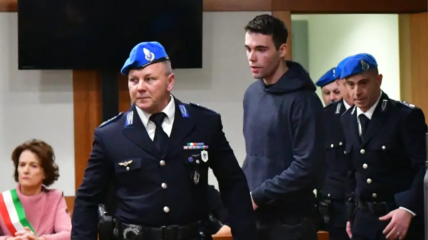 L'arrivo di Filippo Turetta per l'udienza finale del proicesso davabnti alla Corte d'Assise di Venezia (ph Tagliapietra/Interpress)
