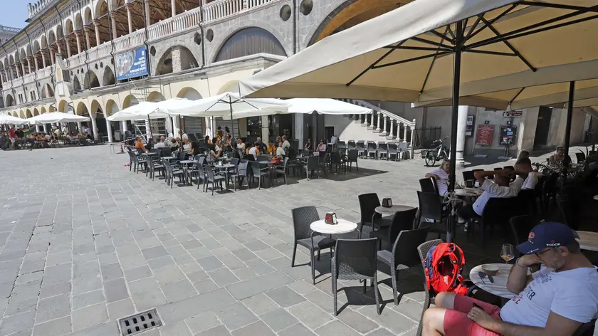 I plateatici di alcuni locali in piazza delle Erbe a Padova