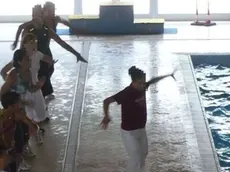 L'istruttrice di nuoto con alcune allieve durante una lezione