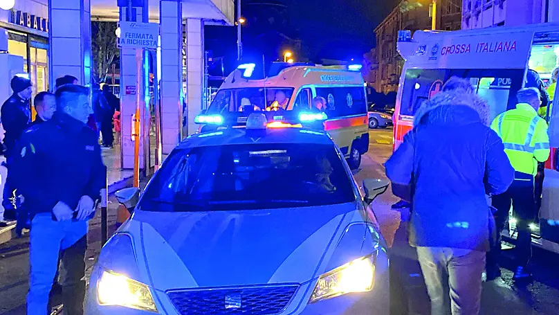 Volanti della polizia, ambulanze, carabinieri e anche agenti della polizia locale