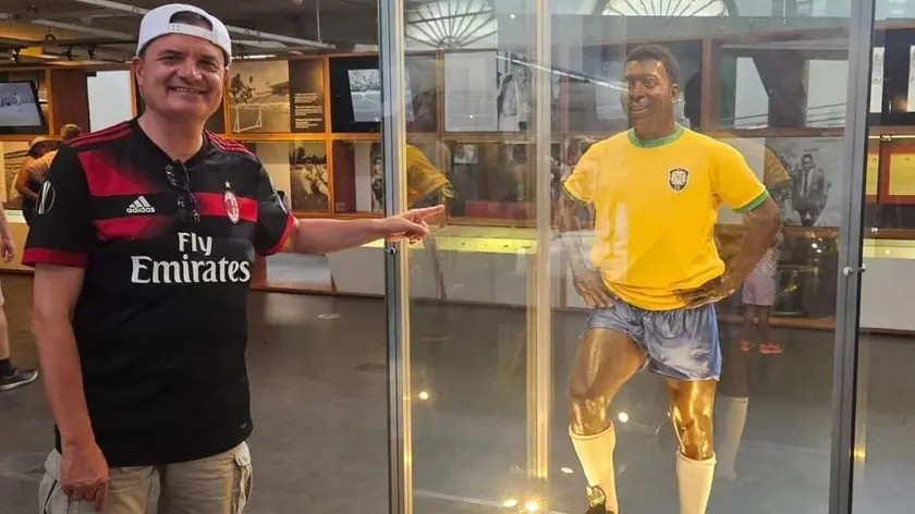 Il deputato Porta davanti alla statua di Pelè