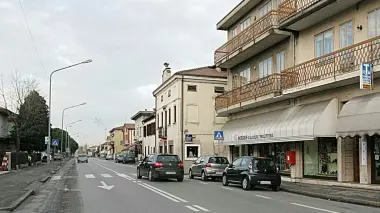 ALBIGNASEGO. I negozi lungo via Roma la strada principale che attraversa il paese