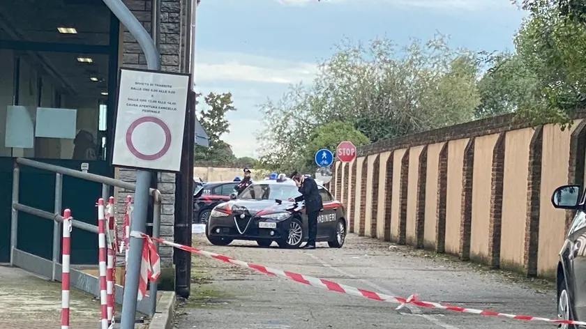 I carabinieri in sopralluogo nell'istituto di Montagnana in cui si è tolta la vita una sedicenne (ph Zangirolami)