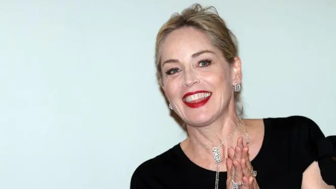+++ EMBARGO FINO ALLE 19 DI OGGI PER SITI WEB+++ L'attrice americana Sharone Stone oggi, 16 febbraio 2012, durante la conferenza stampa che ha tenuto presso la gioielleria Damiani in via Montenapoleone a Milano. "Avere la possibilità di invecchiare è un grandissimo dono e mi piace l'idea di sentirmi adulta e piena di esperienza". Lo ha detto l'attrice Sharon Stone, che oggi ha presentato il restyling della boutique Damiani in via Montenapoleone a Milano, raccontando l'episodio di una giornata trascorsa in compagnia di una ragazzina malata di Aids, morta pochi giorni dopo la visita dell'attrice statunitense. "Lei non ha avuto la possibilità di crescere e per me questa è stata una grande lezione di vita - ha spiegato Sharon Stone - la grazia per me è capire che esiste un mondo di adulti che viaggiano, leggono, fanno sesso e si accettano per come sono". .MATTEO BAZZI / ANSA