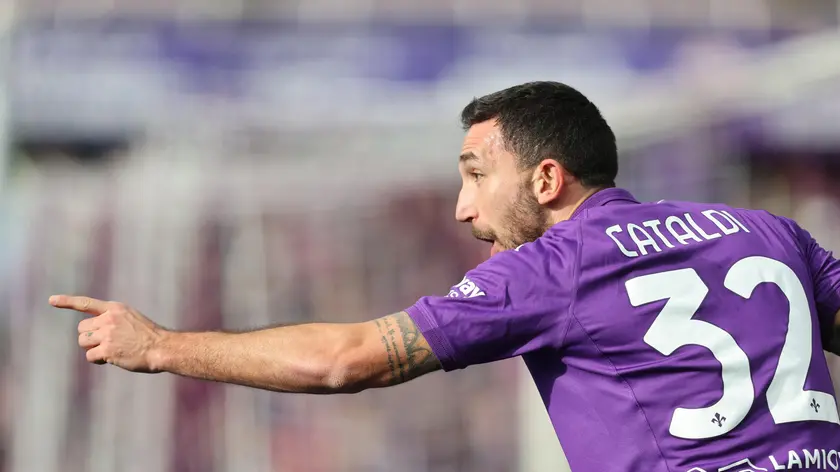 Fiorentina's midfielder Danilo Cataldi celebrates after scoring a goal 1-0 lead during the Italian Serie A soccer match ACF Fiorentina vs Cagliari at Artemio Franchi Stadium in Florence, Italy, 8 December 2024 ANSA/CLAUDIO GIOVANNINI