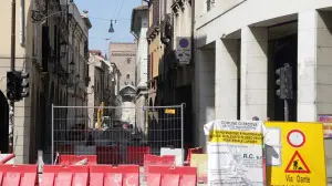 Via Dante chiusa per lavori un anno fa