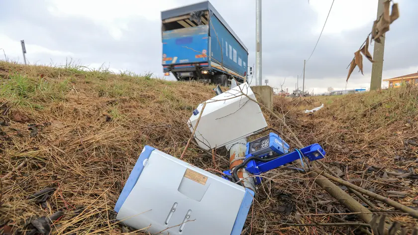 L'autovelox tagliato con il flessibile ad Altivole, in provincia di Treviso