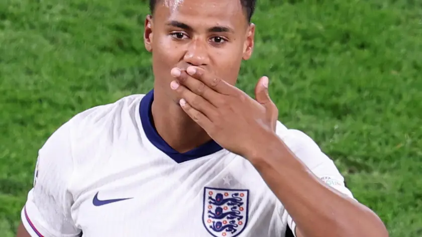 epa11471563 Oliver Watkins of England celebrates with the player of the match trophy after the UEFA EURO 2024 semi-finals soccer match between the Netherlands and England, in Dortmund, Germany, 10 July 2024. EPA/MOHAMED MESSARA