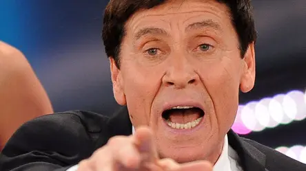 Gianni Morandi sul palco del teatro Ariston durante la 61/ma edizione del Festival della canzone italiana, in una foto del 19 febbraio 2011 a Sanremo. "Carissimi amici di Morandimania, oggi vi posso dire che una cosa è stata decisa: ci sarò ancora io sul palco di Sanremo a condurre l'edizione 2012 del festival": lo annuncia Gianni Morandi ai suoi fan in un video pubblicato sulla sua pagina Facebook, oggi 13 ottobre 2011. ANSA/CLAUDIO ONORATI