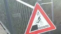 CARTELLO FAI-DA-TE Il segnale di pericolo piazzato sulla ciclabile
