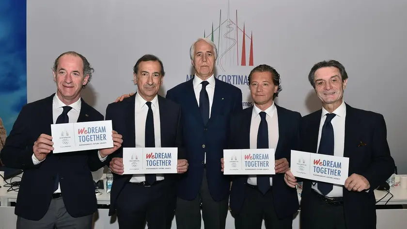 Da sinistra il presidente della regione Veneto Luca Zaia; il sindaco di Milano Giuseppe Sala; il presidente del Coni Giovanni Malagò; il sindaco di Cortina Giampietro Ghedina e il presidente della regione Lombardia Attilio Fontana