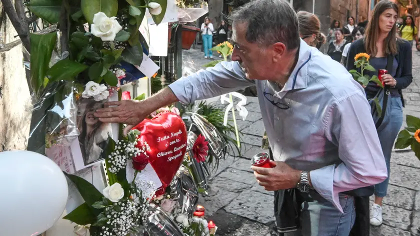 Gianfranco Jaconis con la figlia Roberta in lacrime depongono fiori sul luogo, ai quartieri Spagnoli di Napoli, dove Chiara e' stata colpita da un vaso