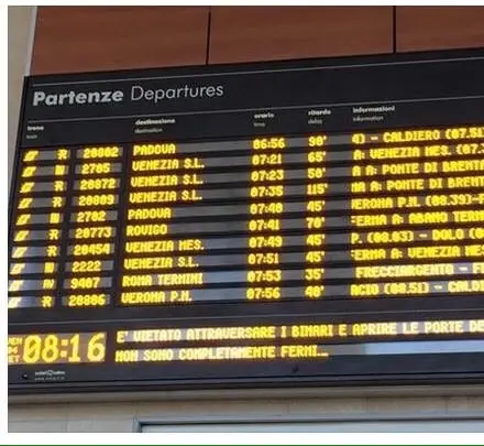 Il tabellone dei ritardi in stazione a Padova alle 8.15
