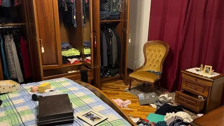 La stanza da letto dopo il passaggio dei ladri a Vigonza