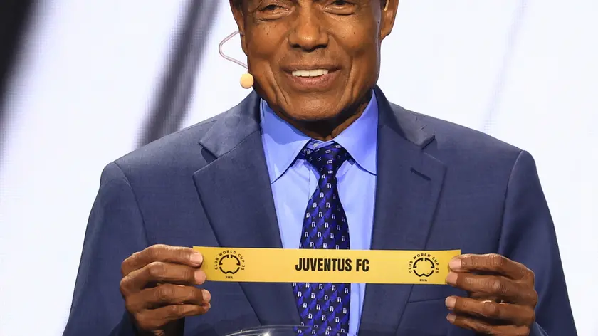 epa11759066 Former Peruvian soccer great Teofilo Cubillas displays the lot of Juventus during the FIFA Club World Cup 2025 Draw ceremony in Miami, USA, 05 December 2024. FIFA's new club competition will be played for the first time from 15 June to 13?July 2025 in 12 stadiums across the USA. EPA/CRISTOBAL HERRERA-ULASHKEVICH