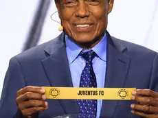 epa11759066 Former Peruvian soccer great Teofilo Cubillas displays the lot of Juventus during the FIFA Club World Cup 2025 Draw ceremony in Miami, USA, 05 December 2024. FIFA's new club competition will be played for the first time from 15 June to 13?July 2025 in 12 stadiums across the USA. EPA/CRISTOBAL HERRERA-ULASHKEVICH
