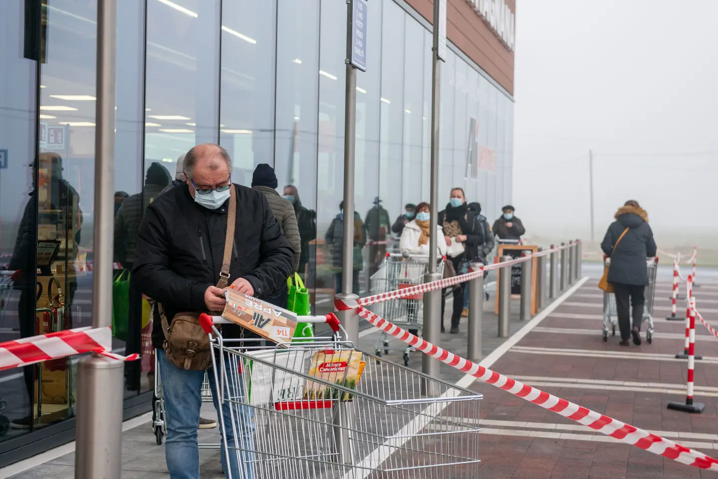Montagnana (PD), 21 gennaio 2021. Inaugurazione Supermercato Ali a Montagnana. Nella Foto: cittadini già dalle prime ore del mattino in coda per fare la prima spesa al nuovo Alì