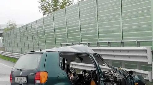 Schiavonia, 02 Nov 2013 Incidente mortale al km 370 della superstrada, direzione Monselice-Este. nella foto: l'auto distrutto ed il corpo Ph. Zangirolami