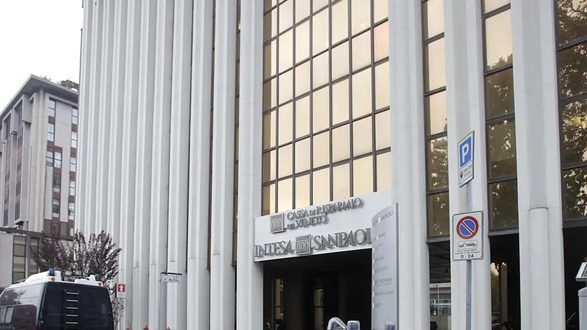 Carabinieri di fronte alla sede di Intesa San Paolo a Padova