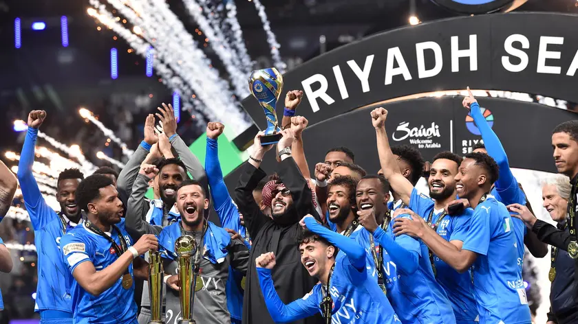 epa11137909 Players of Al Hilal hold the trophy during the podium ceremony after winning the Riyadh Season Cup 2024 final between Al Hilal and Al Nassr in Riyadh, Saudi Arabia, 08 February 2024. EPA/STR