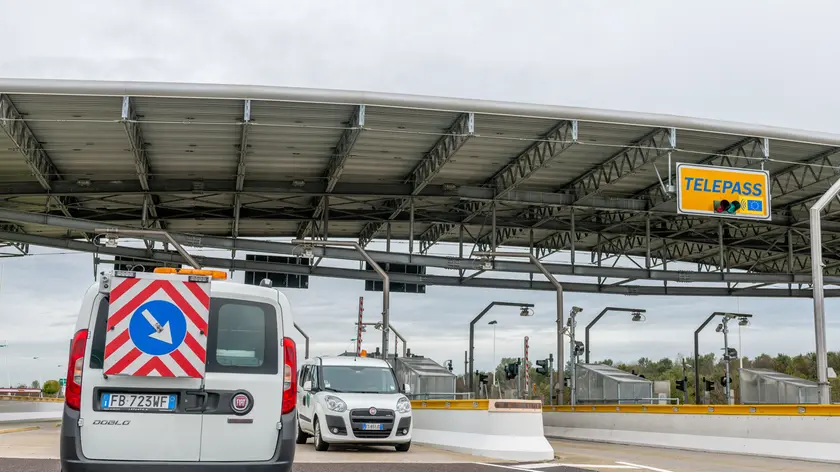 Piacenza d'Adige (PD), 6 novembre 2019. Assalto al casello dell’autostrada di Piacenza d’Adige. Nella foto: il Casello di Piacenza d'Adige con i furgoncini dei tecnici giunti per riparare la colonnina del pedaggio