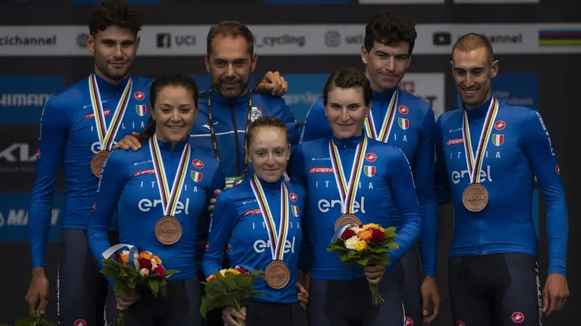 epa11624139 Bronze medalists Edoardo Affini, Mattia Cattaneo, Filippo Ganna, Elisa Longo Borghini Soraya Paladin and Realini Gaia of Italy pose on the podium for the Mixed Team Trial race of the 2024 UCI Road and Para-cycling Road World Championships in Zurich, Switzerland, 25 September 2024. EPA/TIL BUERGY