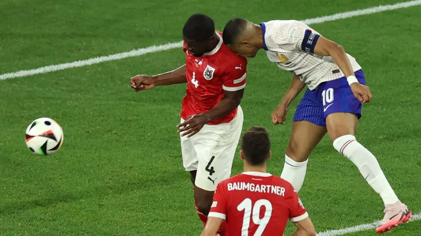 epa11418956 Kylian Mbappe of France (R) in action which led to his injury during the UEFA EURO 2024 group D soccer match between Austria and France, in Dusseldorf, Germany, 17 June 2024. EPA/GEORGI LICOVSKI