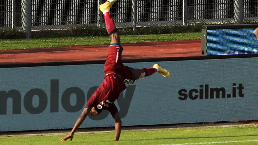 Esultanza di Okwonko dopo il gol (foto Piran)